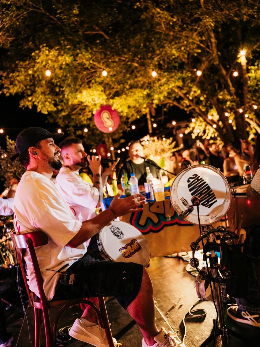 Banda tocando no jardim à noite
